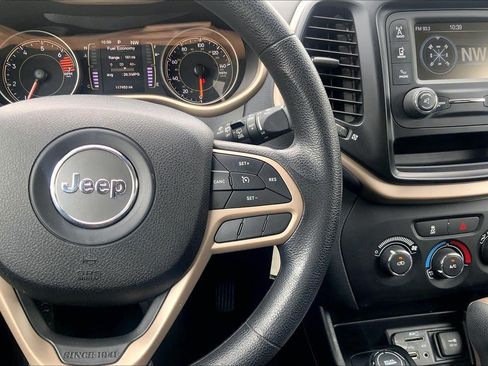 Used 2018 Jeep Cherokee Latitude AWD/4WD image 20