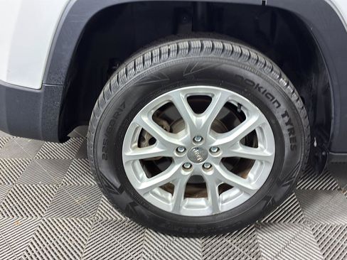 Used 2015 Jeep Cherokee Latitude w/ Cold Weather Group FWD image 12