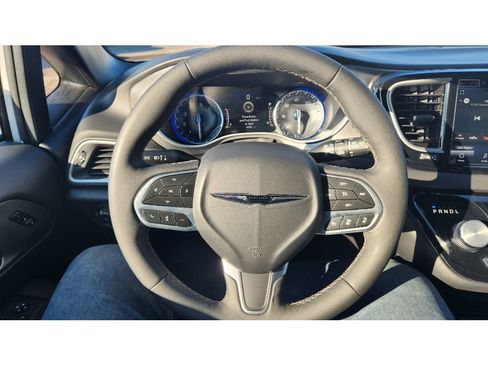 Used 2025 Chrysler Pacifica Select FWD image 25