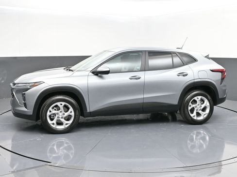 Used 2024 Chevrolet Trax LS w/ LS Convenience Package image 4