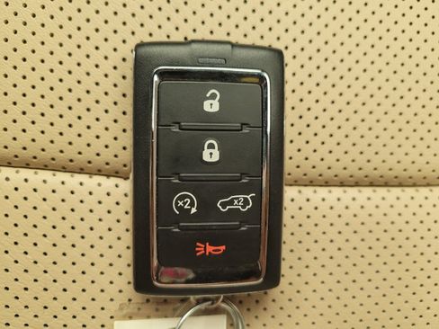 Used 2022 Jeep Grand Cherokee Limited 4xe w/ Luxury Tech Group II AWD/4WD image 32