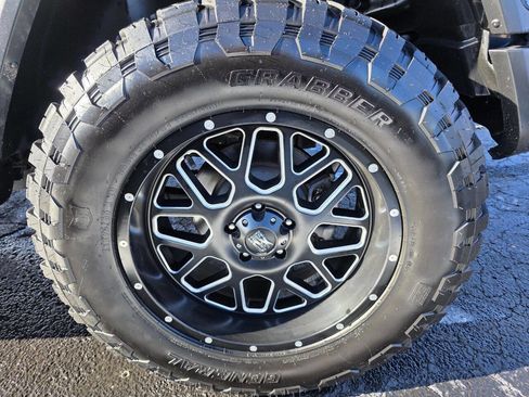 Used 2018 Jeep Wrangler Unlimited Sahara image 34