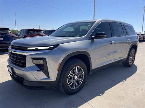 Used 2024 Chevrolet Traverse LS image 5