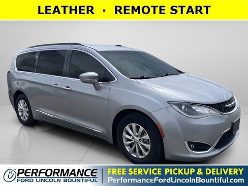 Used 2017 Chrysler Pacifica Touring-L FWD image 1