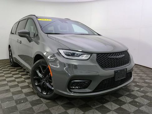 Used 2022 Chrysler Pacifica Touring-L w/ Uconnect Theater Family Group AWD/4WD image 3