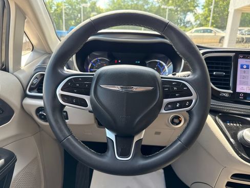 Used 2024 Chrysler Pacifica Limited FWD image 3