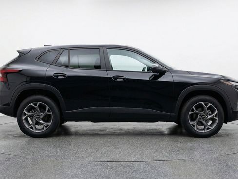 Used 2025 Chevrolet Trax LT FWD image 11