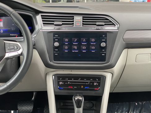 Certified 2022 Volkswagen Tiguan SE FWD image 31