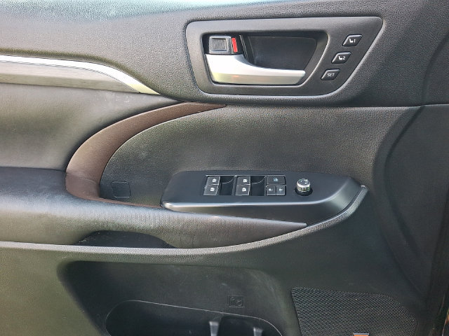 Used 2017 Toyota Highlander Limited AWD/4WD image 12