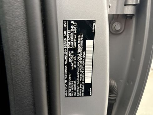 Used 2025 Volvo XC40 B5 Plus AWD/4WD image 11