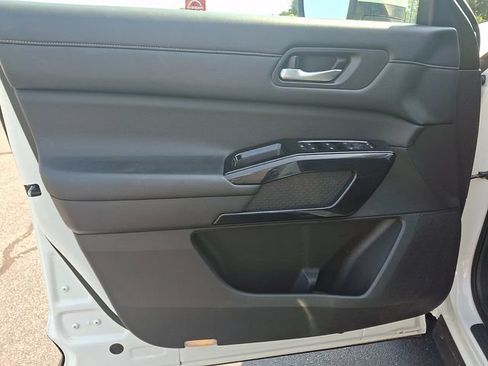 Used 2022 Nissan Pathfinder SV AWD/4WD image 14