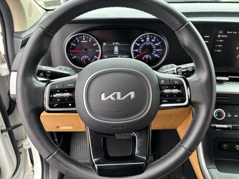 Used 2023 Kia Carnival LX image 17