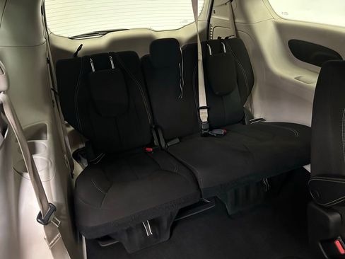 Used 2022 Chrysler Voyager LX FWD image 15