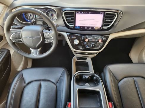 Used 2024 Chrysler Pacifica Touring-L FWD image 26