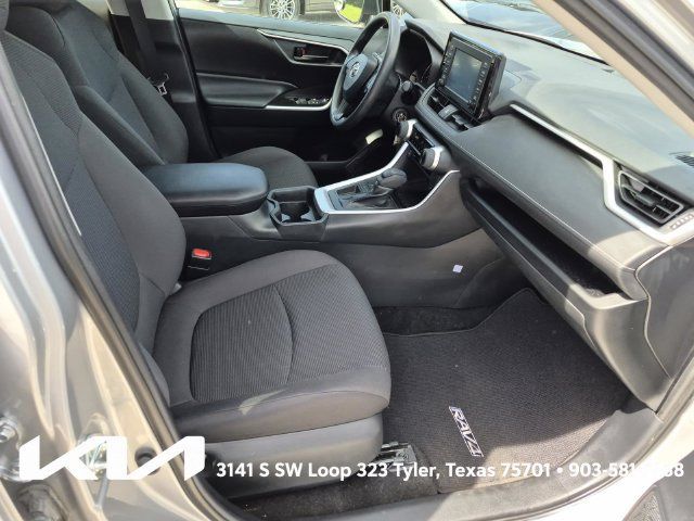 Used 2019 Toyota RAV4 LE FWD image 9