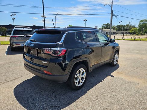 Used 2024 Jeep Compass Latitude AWD/4WD image 6