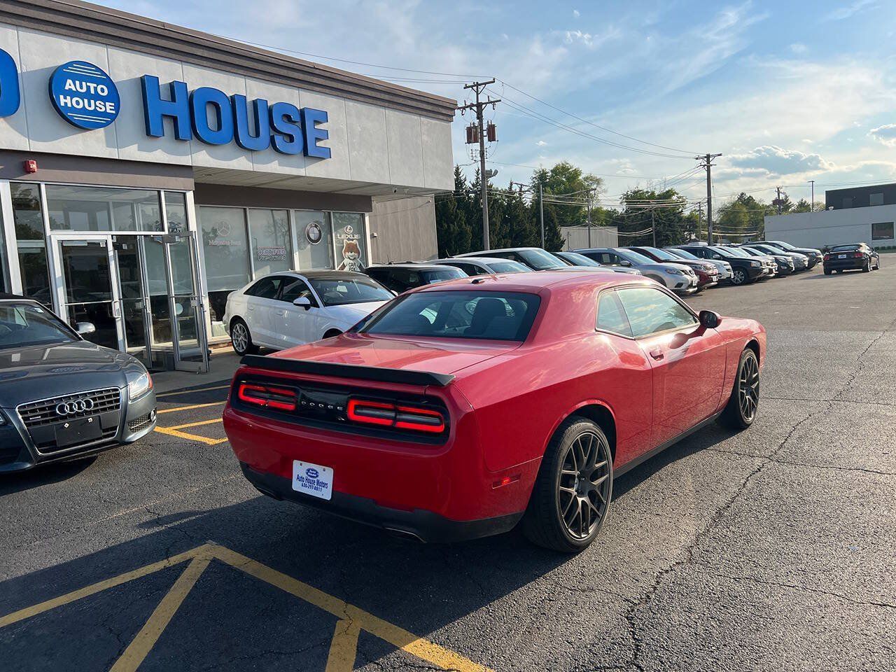 Used 2015 Dodge Challenger SXT RWD image 10