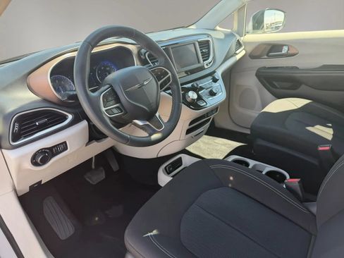 Used 2022 Chrysler Voyager LX FWD image 10