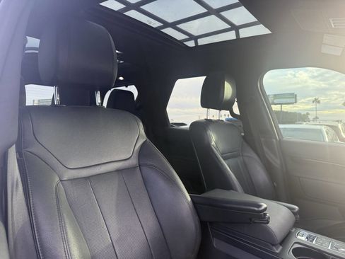 Used 2017 Land Rover Discovery SE image 34