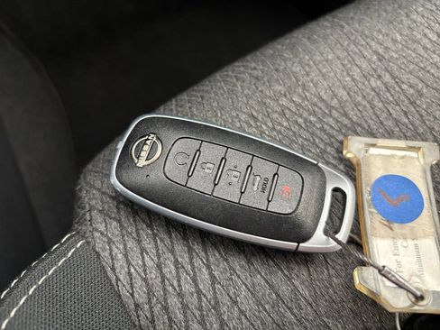 Used 2025 Nissan Rogue SV AWD/4WD image 21