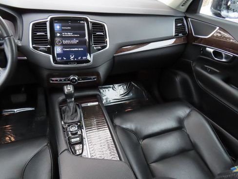 Used 2017 Volvo XC90 T6 Momentum w/ Vision Package image 16