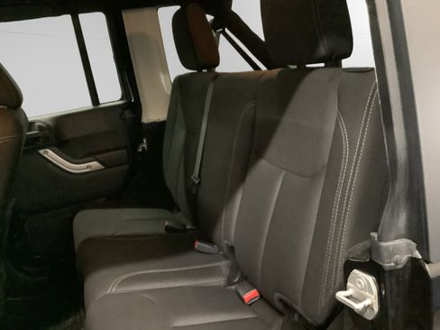 Used 2018 Jeep Wrangler Unlimited Sahara image 13