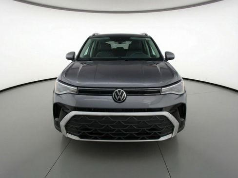 Used 2025 Volkswagen Taos SE image 2