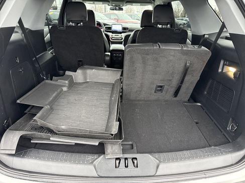 Used 2022 Ford Explorer XLT w/ Equipment Group 202A image 7