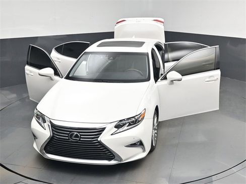 Used 2016 Lexus ES 350 w/ Luxury Package w/Wood Trim image 54