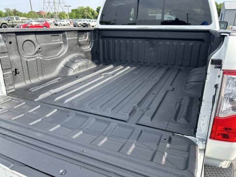 Used 2022 Nissan Titan SV RWD image 13