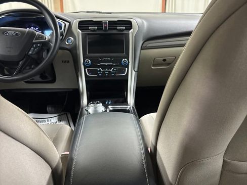 Used 2019 Ford Fusion SE FWD image 18