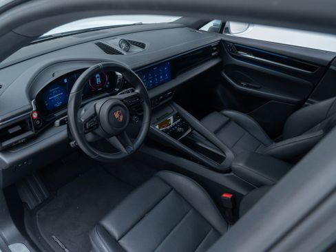Certified 2025 Porsche Macan Electric image 4