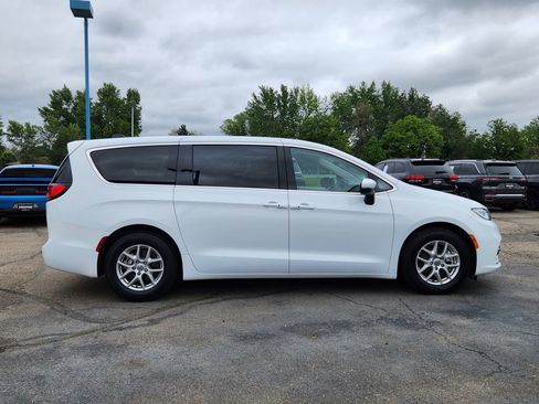 Used 2023 Chrysler Pacifica Touring-L FWD image 2
