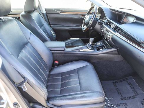 Used 2016 Lexus ES 300h w/ Ultra Luxury Package FWD image 16