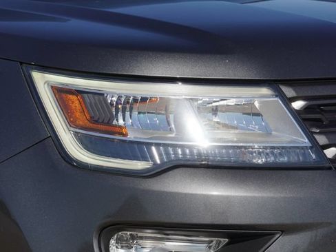 Used 2018 Ford Explorer XLT w/ Equipment Group 202A FWD image 4