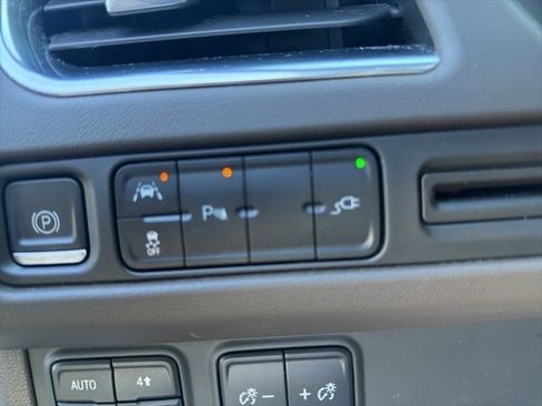 Used 2021 GMC Yukon SLT w/ SLT Premium Package image 3