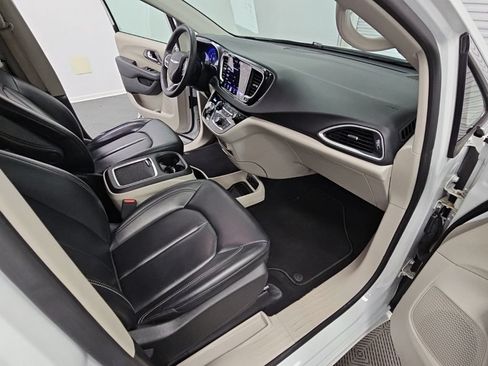 Used 2023 Chrysler Pacifica Touring-L FWD image 36
