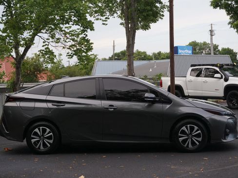 Used 2017 Toyota Prius Prime Advanced FWD image 4