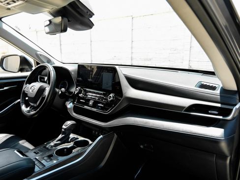 Used 2020 Toyota Highlander Limited FWD image 16