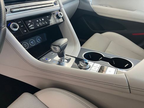 Used 2025 Genesis G70 2.5T image 41