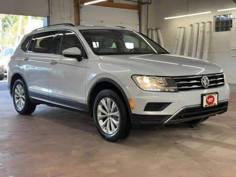 Used 2018 Volkswagen Tiguan SE w/ Panoramic Sunroof Package image 5