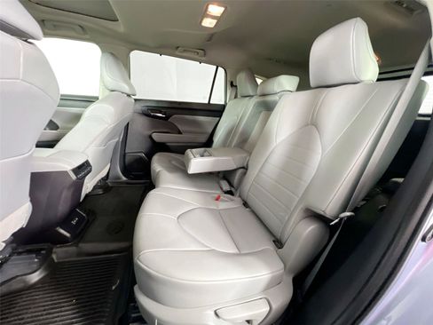 Used 2022 Toyota Highlander XLE image 23