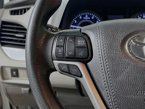 Used 2020 Toyota Sienna LE w/ LE Preferred Package FWD image 19