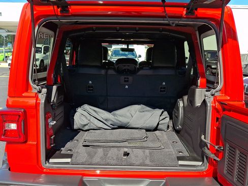 Used 2022 Jeep Wrangler Unlimited Sahara AWD/4WD image 29