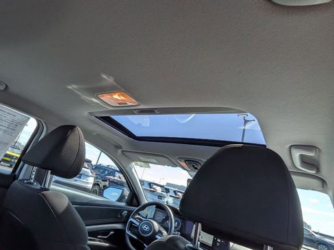 Used 2025 Hyundai Elantra SEL image 25