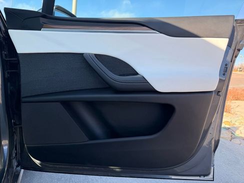 Used 2022 Tesla Model X image 30