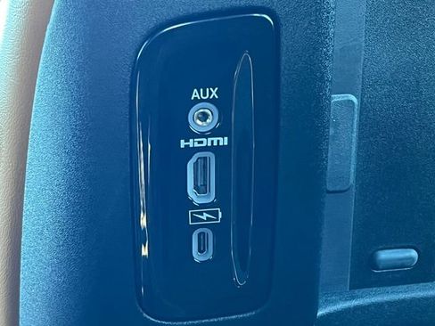 Used 2023 Chrysler Pacifica Pinnacle FWD image 37