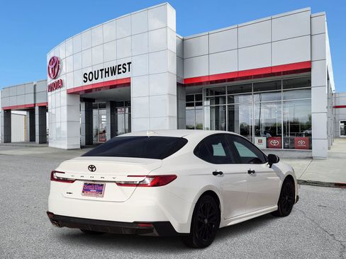 Used 2025 Toyota Camry SE w/ Convenience Package image 5