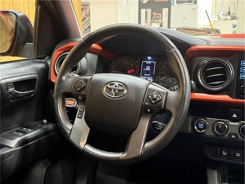 Used 2017 Toyota Tacoma TRD Sport AWD/4WD image 15