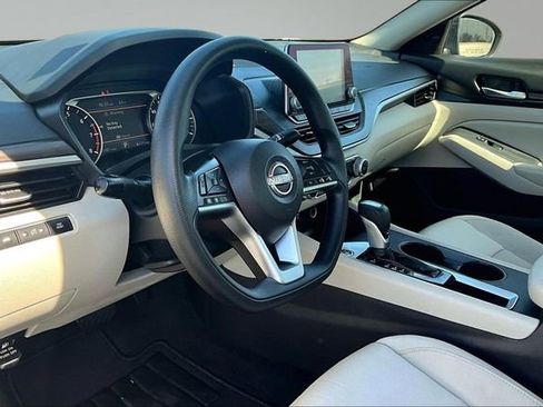 Used 2025 Nissan Altima 2.5 SV FWD image 15